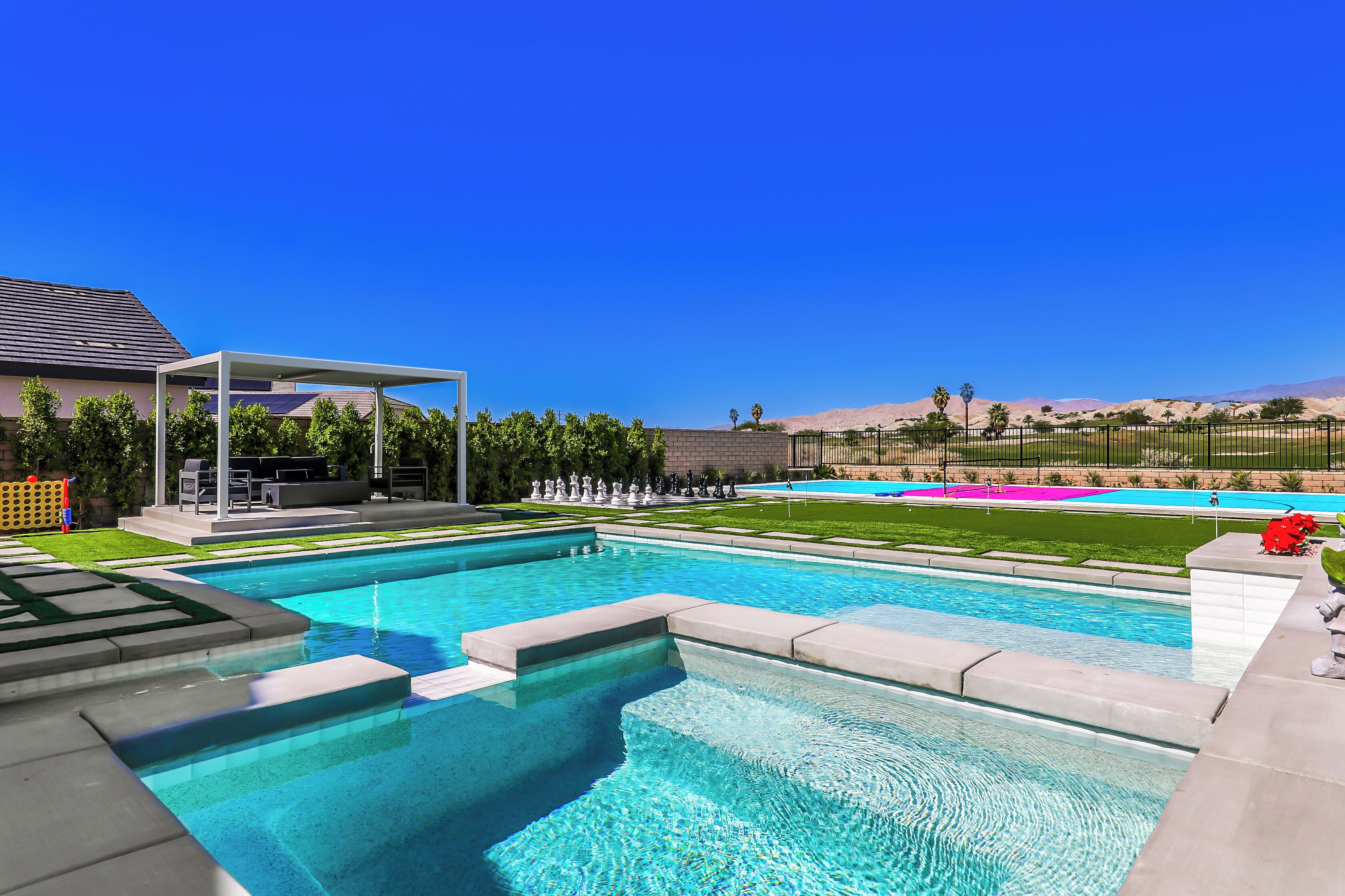 Utomhuspool och uppvärmd pool