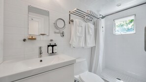 Suite, 1 Queen Bed (The Drake Inn One-Bedroom - Unit 6) | Bathroom