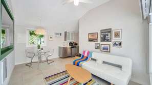 غرفة مزدوجة - سرير كبير (The Drake Inn One-Bedroom - Unit 1) | منطقة المعيشة