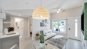 Double Room, 1 Queen Bed (The Drake Inn One-Bedroom - Unit 5) | Interior