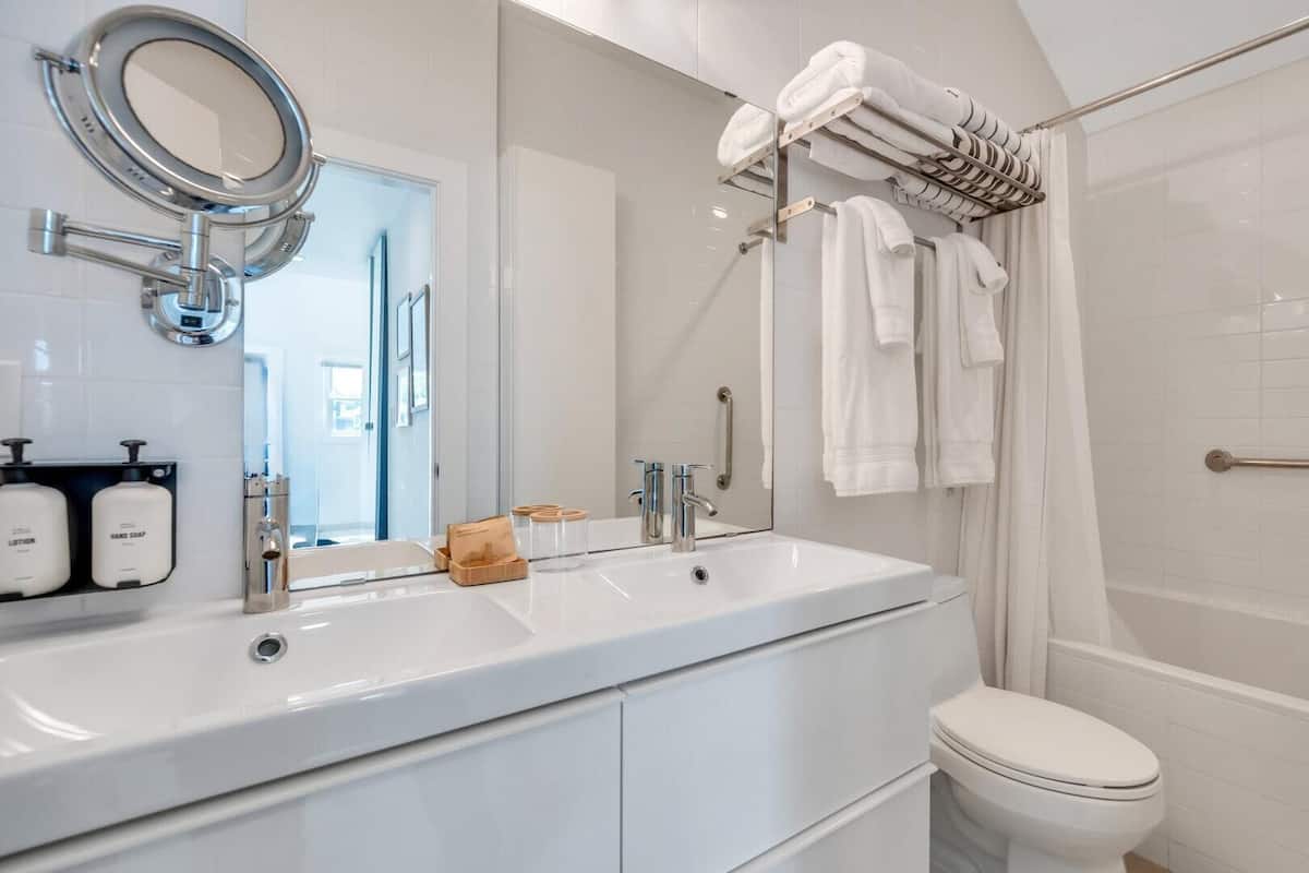 Suite, 2 Queen Beds (The Drake Inn Two-Bedroom - Unit 14 () | Bathroom