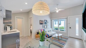 Double Room, 1 Queen Bed (The Drake Inn One-Bedroom - Unit 1) | Interior