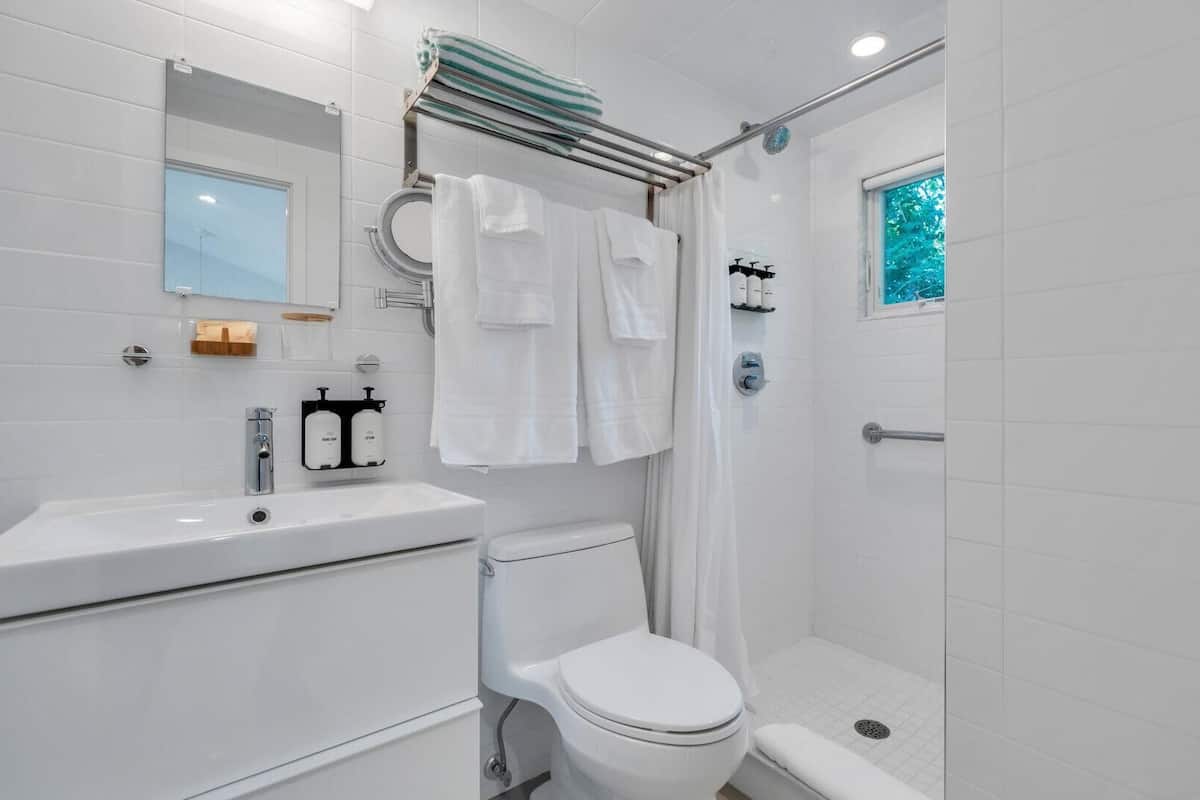 Double Room, 1 Queen Bed (The Drake Inn One-Bedroom - Unit 2) | Bathroom