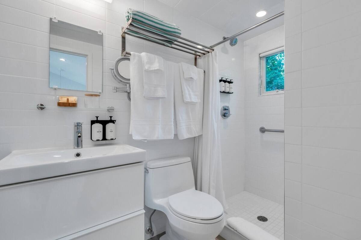 Double Room, 1 Queen Bed (The Drake Inn One-Bedroom - Unit 2) | Bathroom
