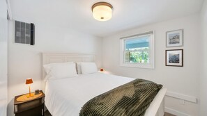 Double Room, 1 Queen Bed (The Drake Inn One-Bedroom - Unit 5)