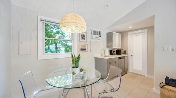 Chambre double, 1 grand lit (The Drake Inn One-Bedroom - Unit 5) | Restauration