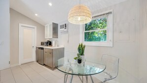 Double Room, 1 Queen Bed (The Drake Inn One-Bedroom - Unit 4) | Dining - The Drake Inn (Hampton Bays)
