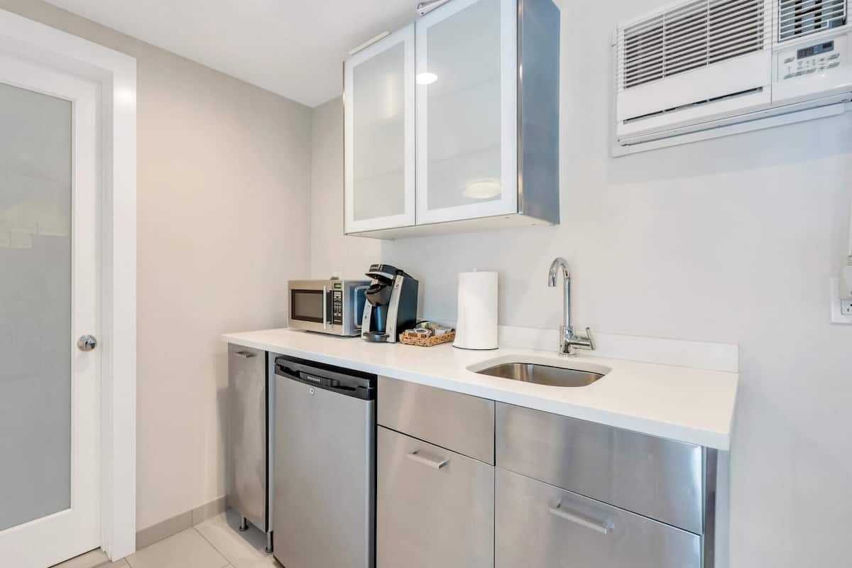 Suite, 1 Queen Bed (The Drake Inn One-Bedroom - Unit 6) | Interior