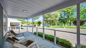 Chambre double, 1 grand lit (The Drake Inn One-Bedroom - Unit 4) | Terrasse/patio