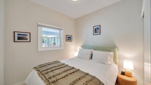 Chambre double, 1 grand lit (The Drake Inn One-Bedroom - Unit 4)