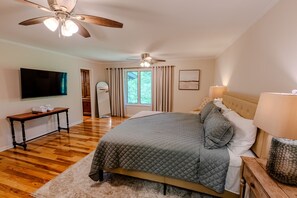 5 soverom, skrivebord, strykejern/-brett og reiseseng for barn