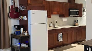 Kühlschrank, Mikrowelle, Wasserkocher mit Kaffee-/Teezubehör, Toaster