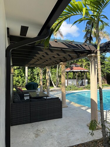 Paradise in Palmetto Bay, with Pool-BBQ-Gazebo.