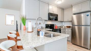 Fridge, microwave, stovetop, dishwasher