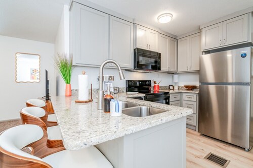 Happy Hideaway Loft - Remodeled 2BD on 34th