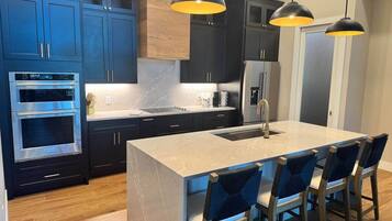 Geladeira, micro-ondas, fogão, cooktop