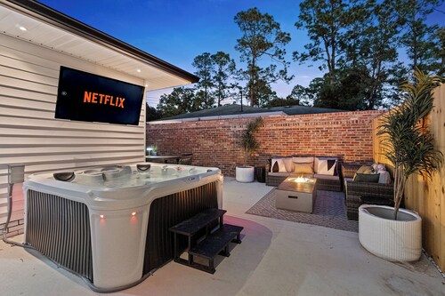 Luxury 6 bedroom compound 5 min from Masters, Putting, Hot Tubs, Fire Pits, EVs