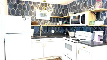 ثلاجة، ميكروويف، فرن، موقد طهي مسطح