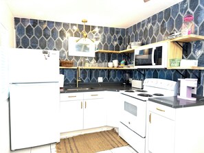 ثلاجة، ميكروويف، فرن، موقد طهي مسطح