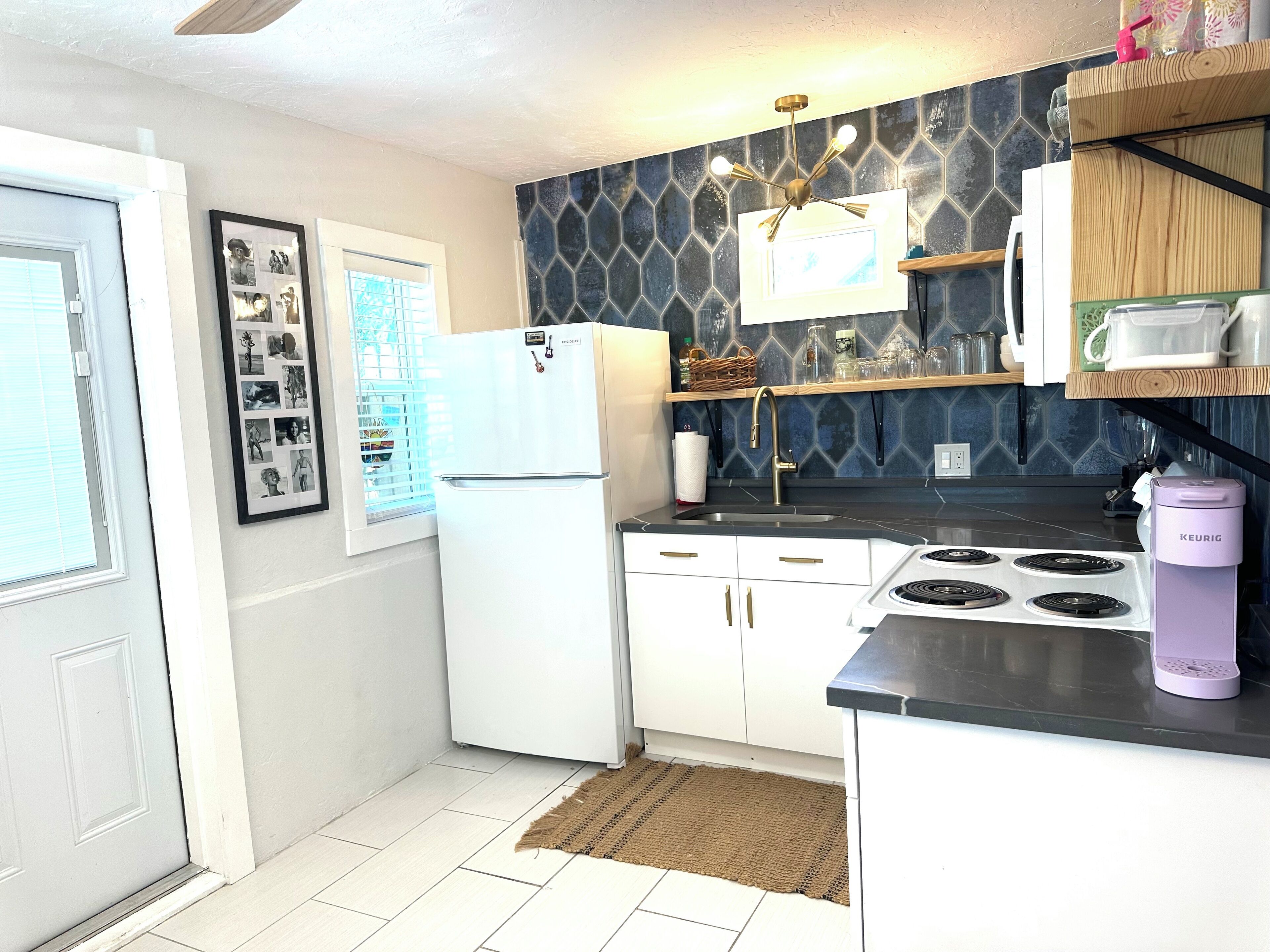 Kjøleskap, mikrobølgeovn, ovn og kokeplater