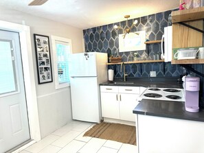 Kjøleskap, mikrobølgeovn, ovn og kokeplater