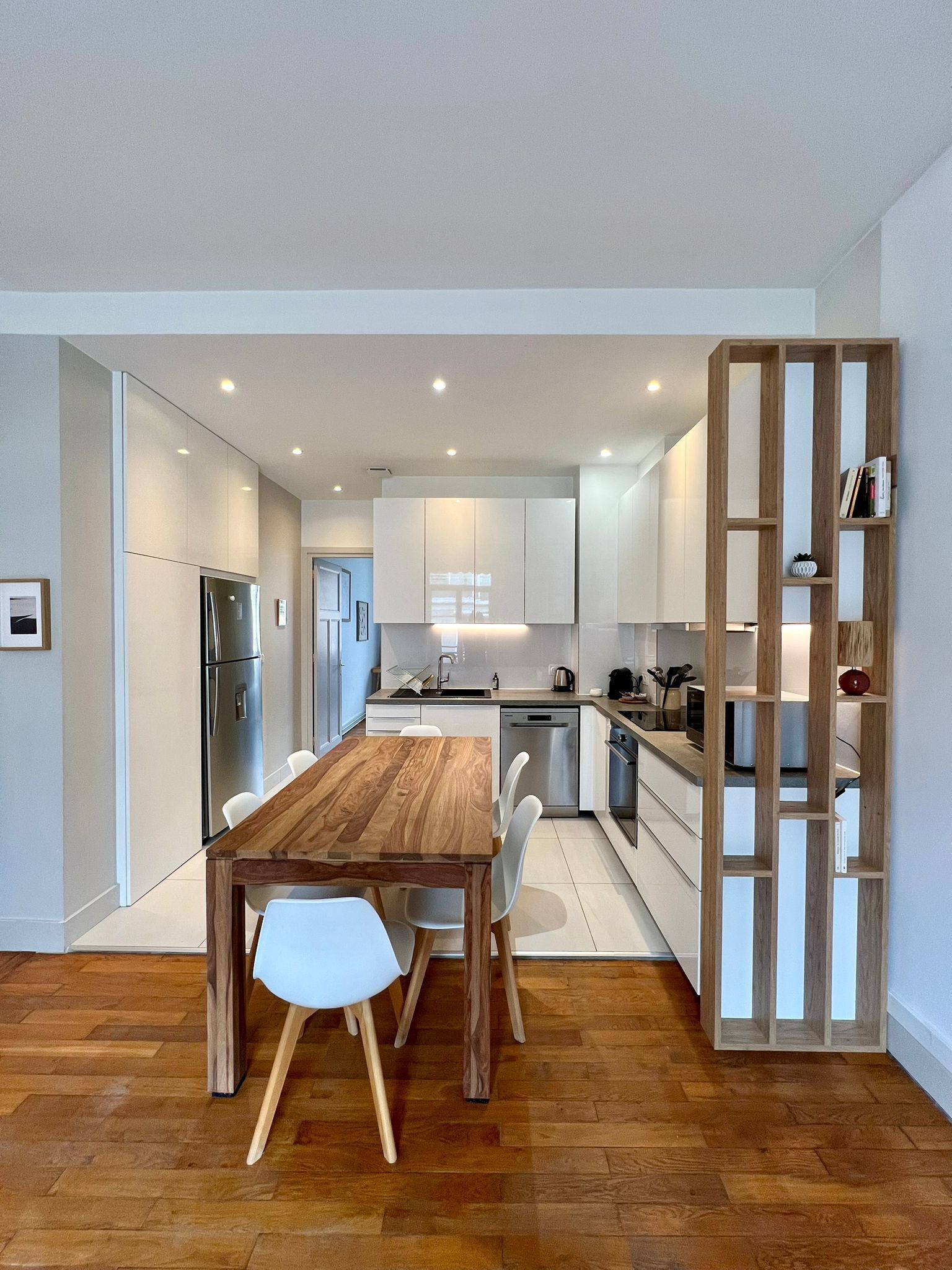 Een microgolfoven, een oven, een kookplaat, een vaatwasser