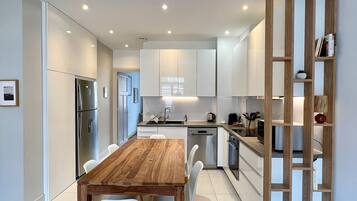 Micro-ondes, four, plaque de cuisson, lave-vaisselle