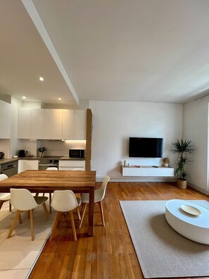Dining - Elegant Championnet apartment - 3 bedrooms - private parking (Grenoble)