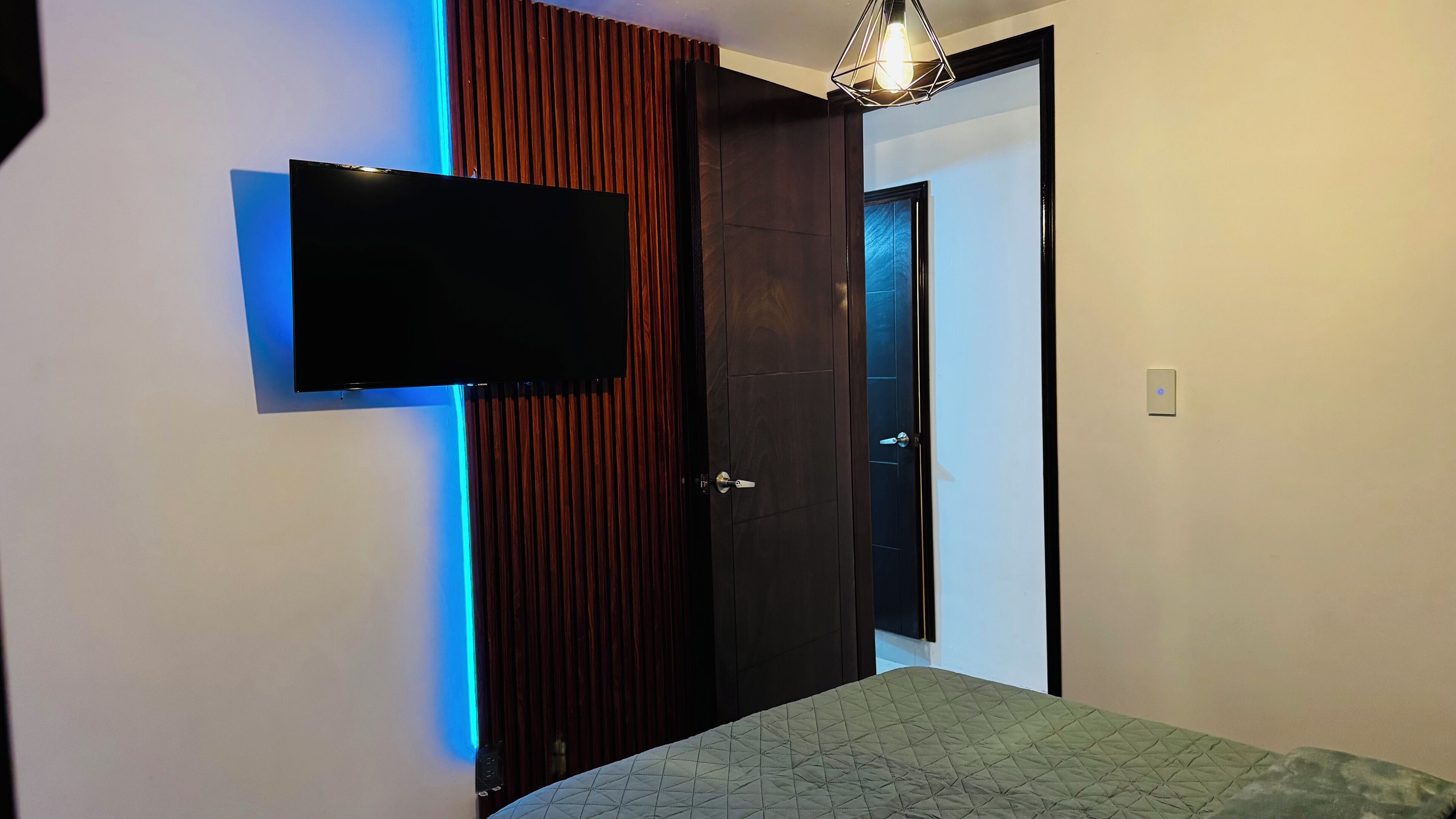 Strykjärn/strykbräda, wi-fi och sängkläder