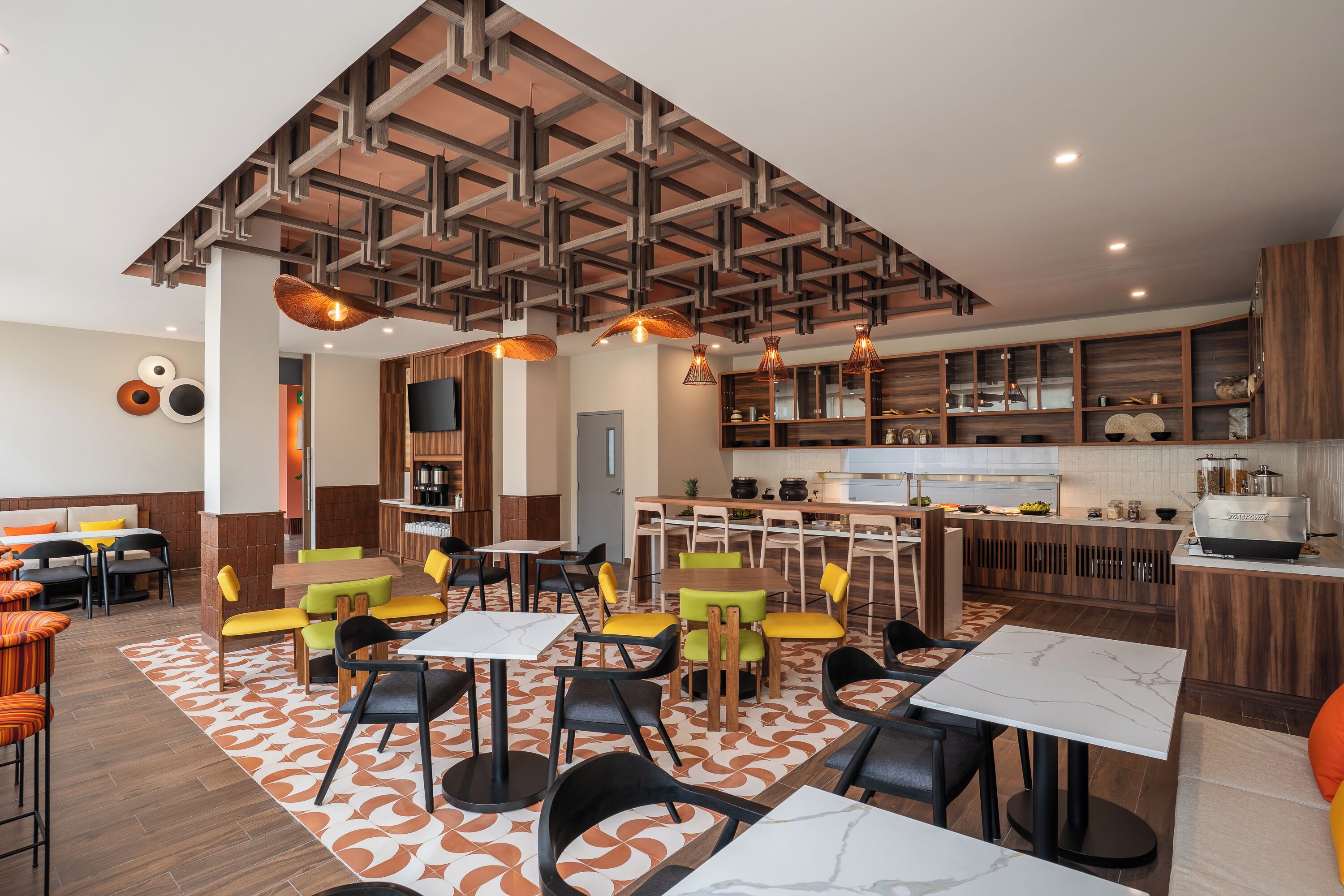 Un restaurant moderne doté d’un plafond haut, de poutres en bois et de différents types de sièges, notamment des tables et des chaises.