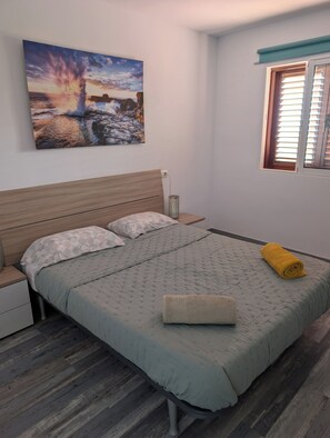 2 bedrooms, iron/ironing board, WiFi