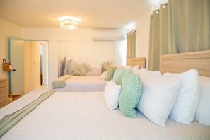 4 Schlafzimmer, Schreibtisch, Reisekinderbett, WLAN