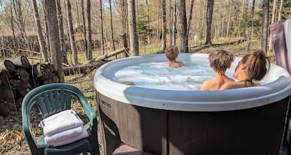 Clean & Cozy • Private Hot Tub • Sleeps 9 • <10min Walk to Ski Brule