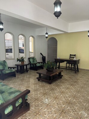 المنشأة من الداخل