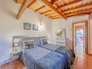 2 bedrooms, iron/ironing board, Internet, bed sheets