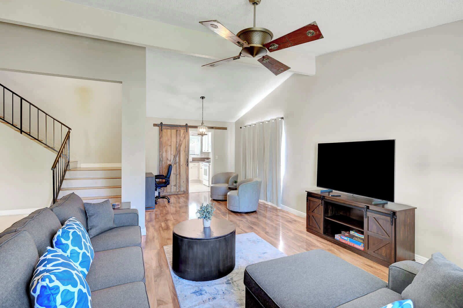 Apartamento Deluxe, 4 habitaciones, no fumadores, vistas a la ciudad | Zona de estar | Smart TV de 55 pulgadas con canales por cable