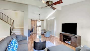 Appartement Deluxe, 4 chambres, non-fumeurs, vue ville | Coin séjour | TV connectée de 55 pouces avec chaßnes par cùble