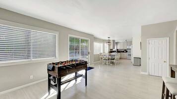 Deluxe Apartment, 4 Bedrooms, Non Smoking, City View | Dining room