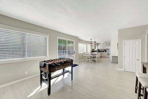 Deluxe Apartment, 4 Bedrooms, Non Smoking, City View | Dining room