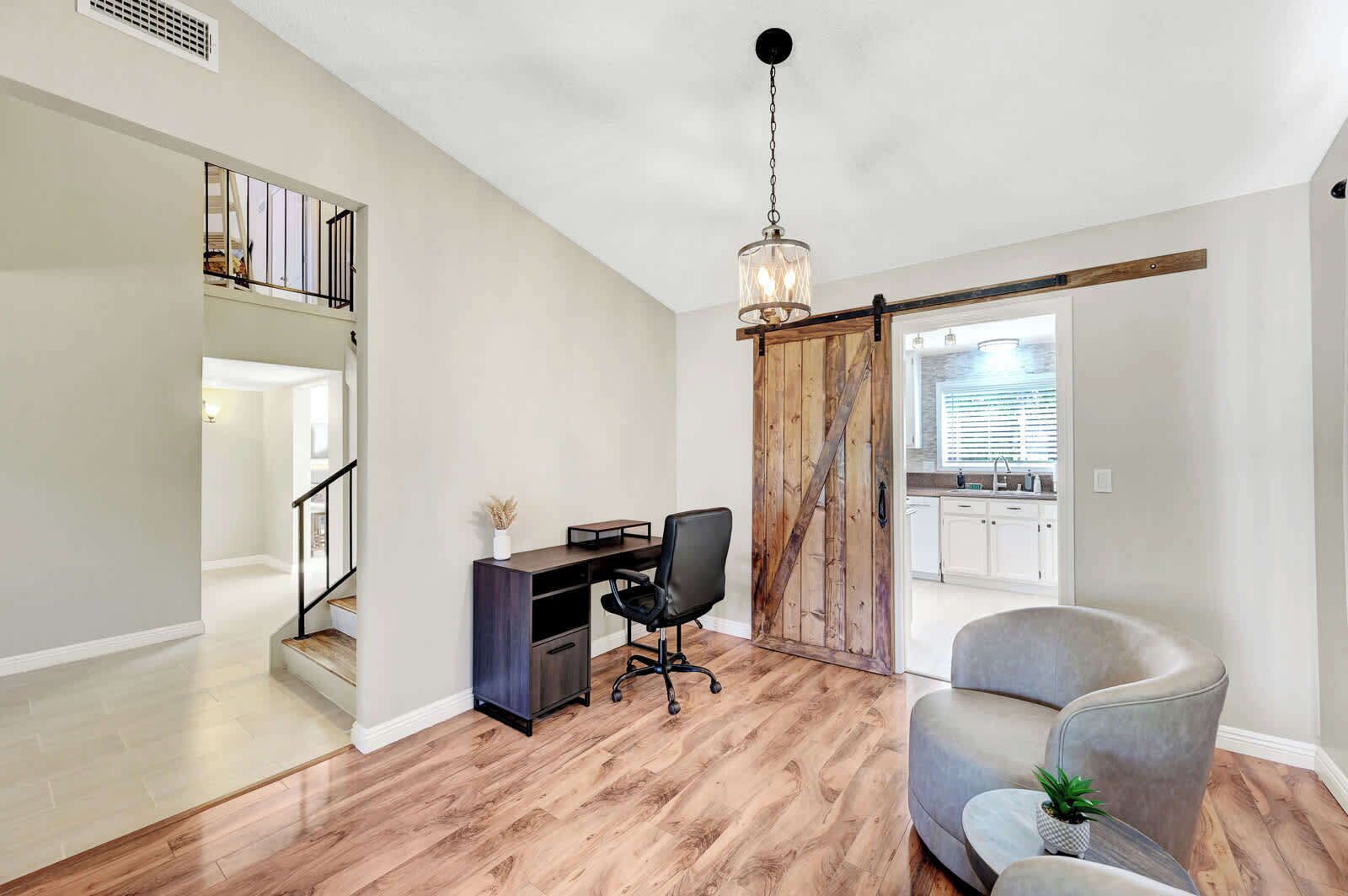 华丽公寓, 4 间卧室, 无烟房, 城市景观 | 起居区 | 55-英寸智能电视（配备有线频道）