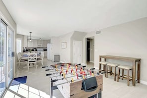 Deluxe Apartment, 4 Bedrooms, Non Smoking, City View | Private kitchen