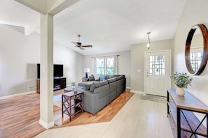 Deluxe Apartment, 4 Bedrooms, Non Smoking, City View | Living area