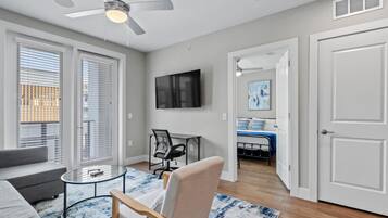 Een bureau, een strijkplank/strijkijzer, reisbedje, wifi