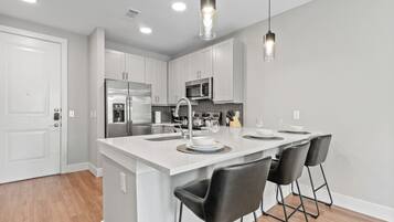 Een koelkast, een magnetron, een oven, een kookplaat