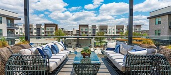 Modern King Bed | Pool+Gym+Free Parking+Stockyards