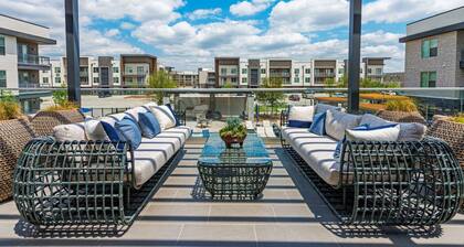 Modern King Bed | Pool+Gym+Free Parking+Stockyards