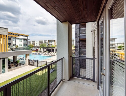 Modern King Bed | Pool+Gym+Free Parking+Stockyards