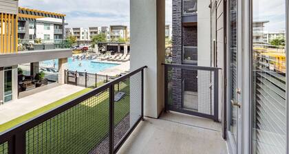 Modern King Bed | Pool+Gym+Free Parking+Stockyards