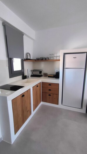 Stovetop, paper towels - "A sunny house with 2 bedrooms, private pool, parking and sea view to Antiparos (Paros)