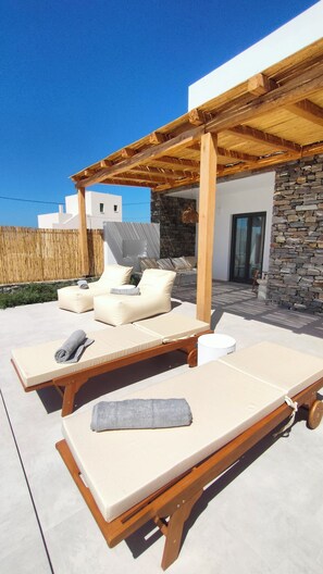 Terrace/patio - "A sunny house with 2 bedrooms, private pool, parking and sea view to Antiparos (Paros)